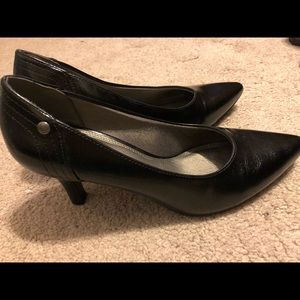 Life stride pointy toe heels